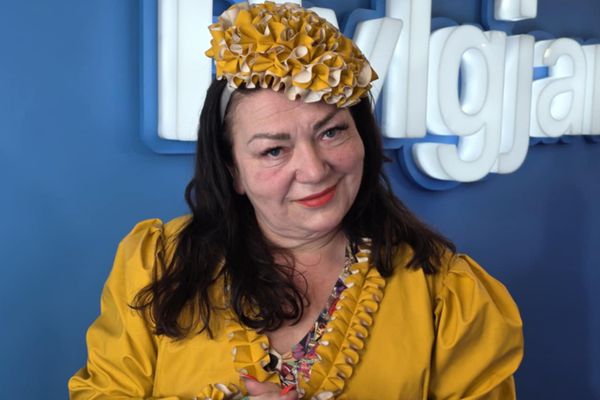 Afturábak spá í baksýnisspeglinum