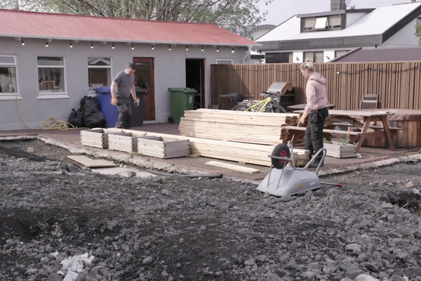 Byggðu svalir með útieldhúsi og geymslu undir