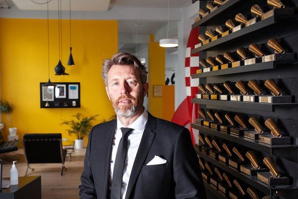 Segir vanda íslenskra fjölmiðla felast of miklum vinsældum Ríkisútvarpsins 