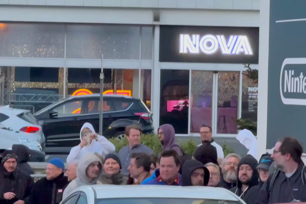 Löng röð myndaðist í Lágmúla á miðnætti