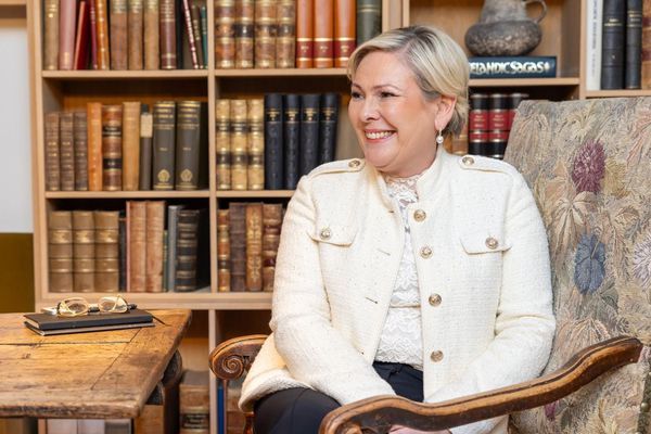 Karl Bretakonungur var ljómandi ánægður með gjöfina frá Höllu