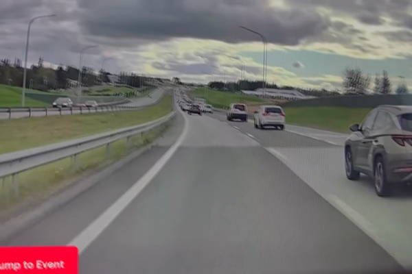 Fólksbíll tókst á loft í Garðabæ