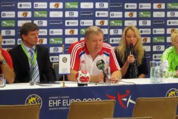 EM kvenna: Rússneski þjálfarinn brjálaðist á blaðamannafundi