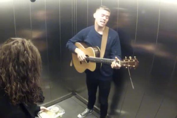 Týnda kynslóðin - Jón Jónsson syngur fyrir ókunnuga í lyftu