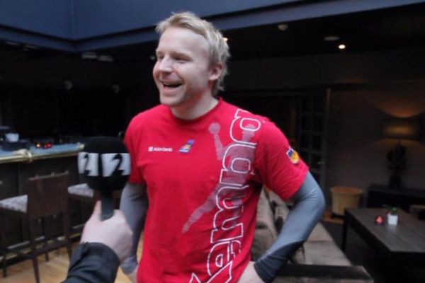 Ingimundur sefur í skrítnum búningi