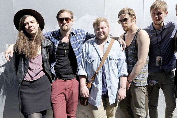 Gunnarsbörn: Nýjustu fréttir af Of Monsters and Men, spiluðu fótbolta við Mumford and sons.