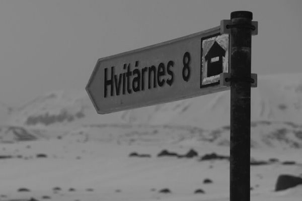Sá kvenmannsandlit í eldhúsglugganum - Dulda Ísland