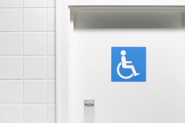 Reykjavík síðdegis - Eru salerni merkt fötluðum eingöngu fyrir fatlaða?