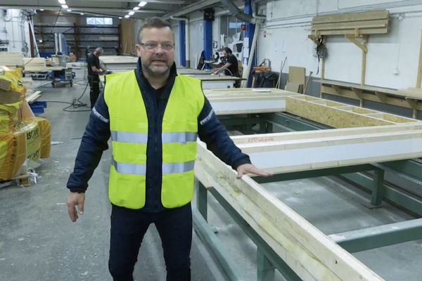 Gulli byggir skoðar smáhýsi í Svíþjóð