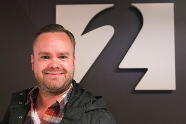 Brennslan - Tong hringir í bílaleigu með aðstoð Jeff