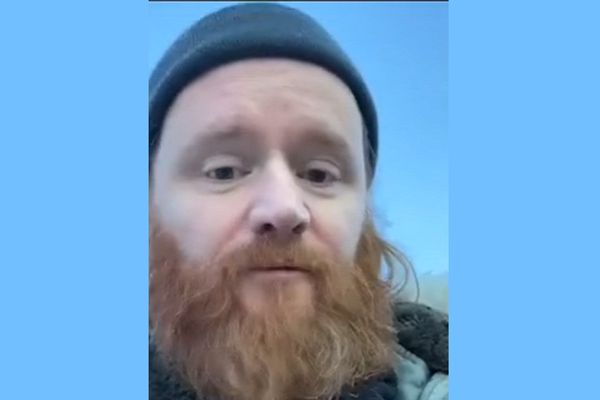 Pétur Örn horfir á ömmu sína horfa á Ísland vinna Danmörk