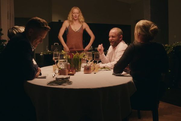 Saga jarðaði alla við borðið