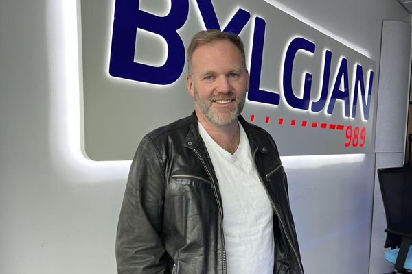 Lagið var upphaflega samið fyrir árshátíðarmyndband