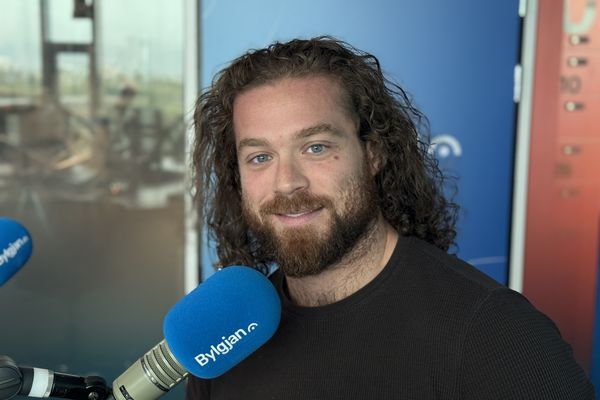 Prestur rekur illa anda úr húsum