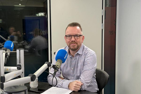 Formaður fjárlaganefndar stendur fyrir máli sínu